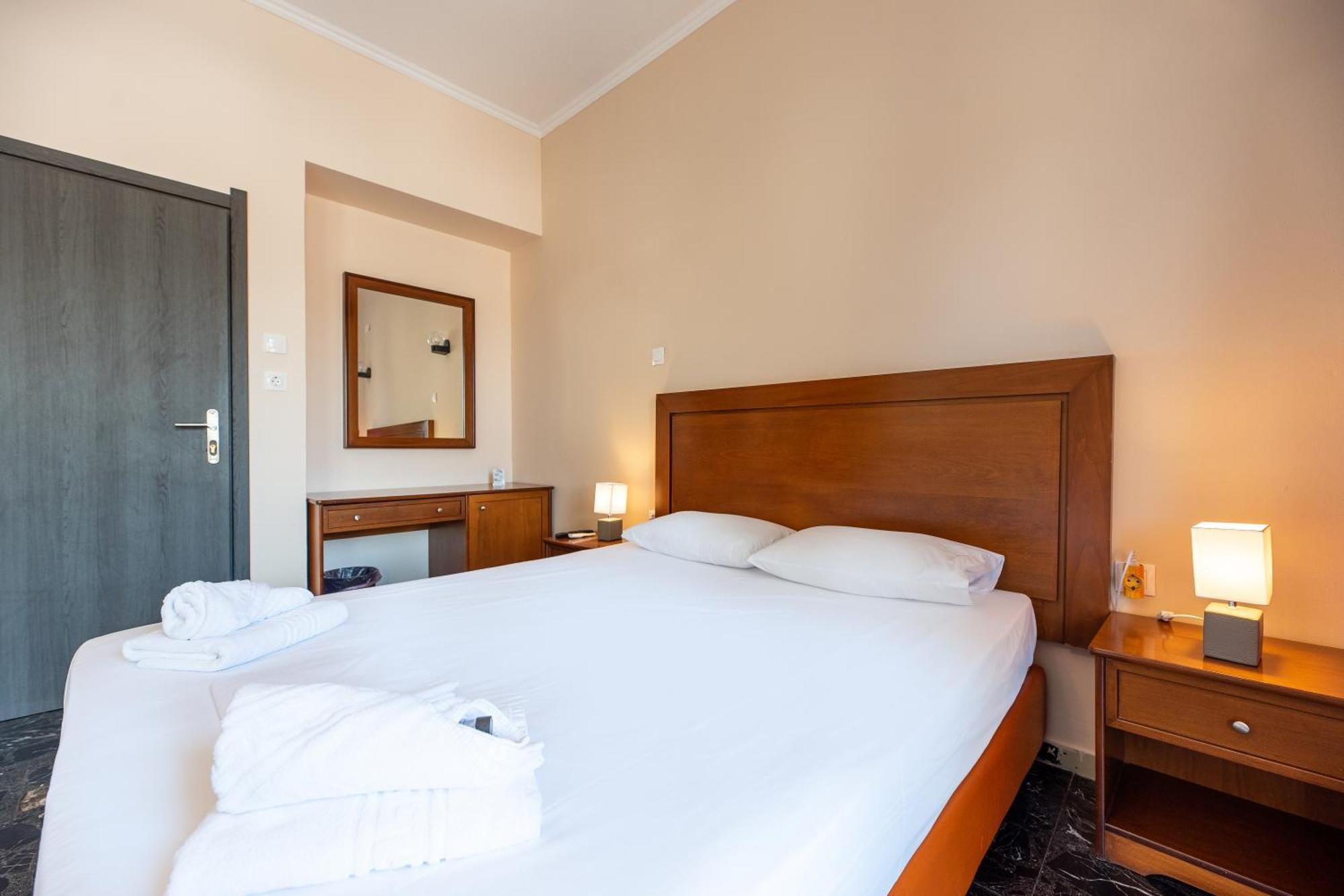 Stone Palace Hotel Near Athen'S Airport Free Shuttle From And To Athen'S Airport Spata  Exterior photo