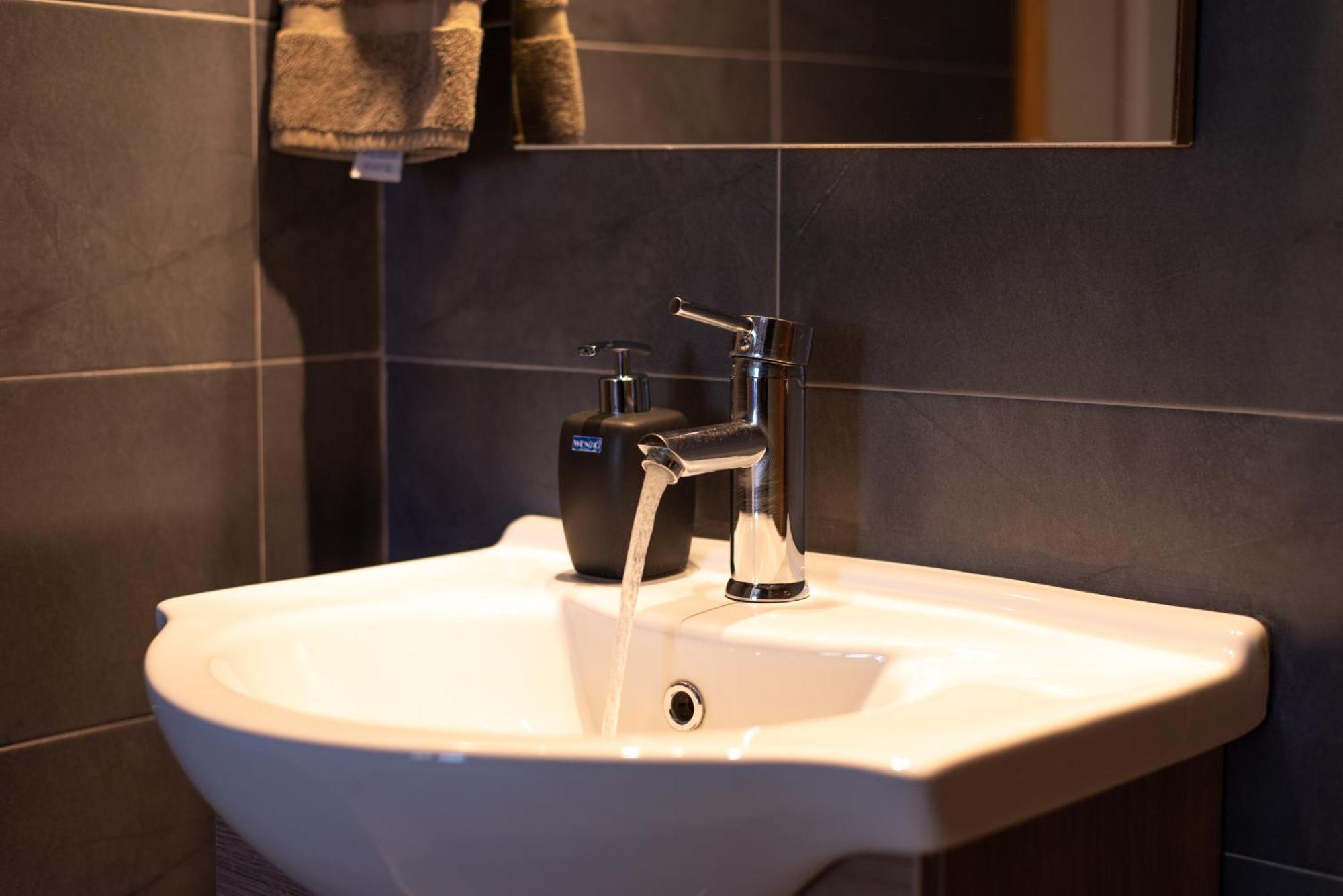 Stone Palace Hotel Near Athen'S Airport Free Shuttle From And To Athen'S Airport Spata  Exterior photo